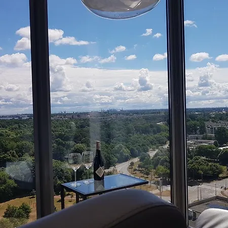 16th Floor View On The Sea And City. 15 Minutes Walk To The Beach. Gdansk